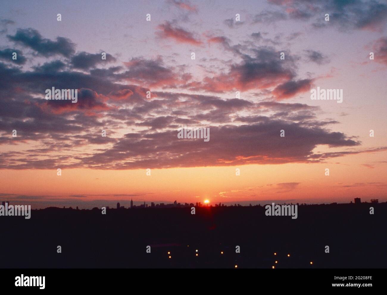 Puesta de sol en la ciudad de Nueva York desde Flushing Meadows, EE.UU. 1994 Foto de stock