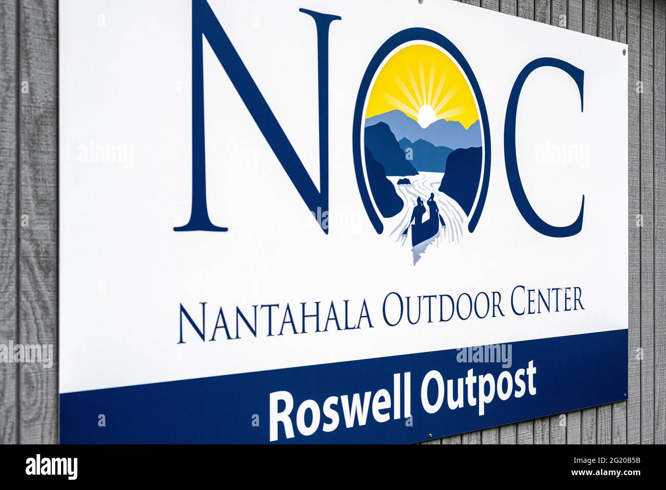 Nantahala Outdoor Center Roswell Outpost ofrece alquiler de kayaks y canoas para explorar el área recreativa nacional del río Chattahoochee. (EE. UU.) Foto de stock