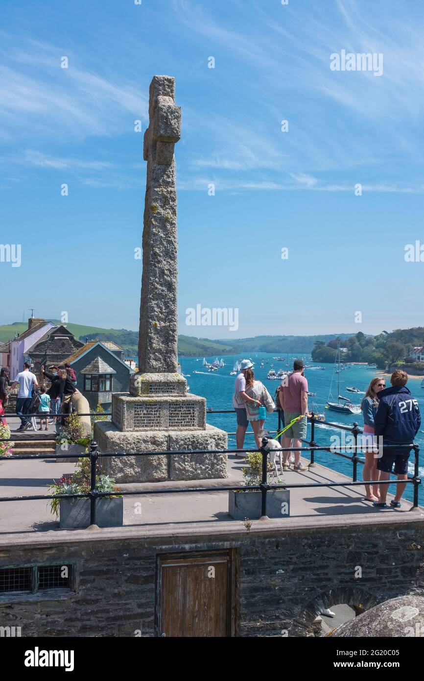 Los visitantes del monumento conmemorativo de la guerra de Salcombe, que es una cruz de piedra con ruedas que domina el estuario Foto de stock