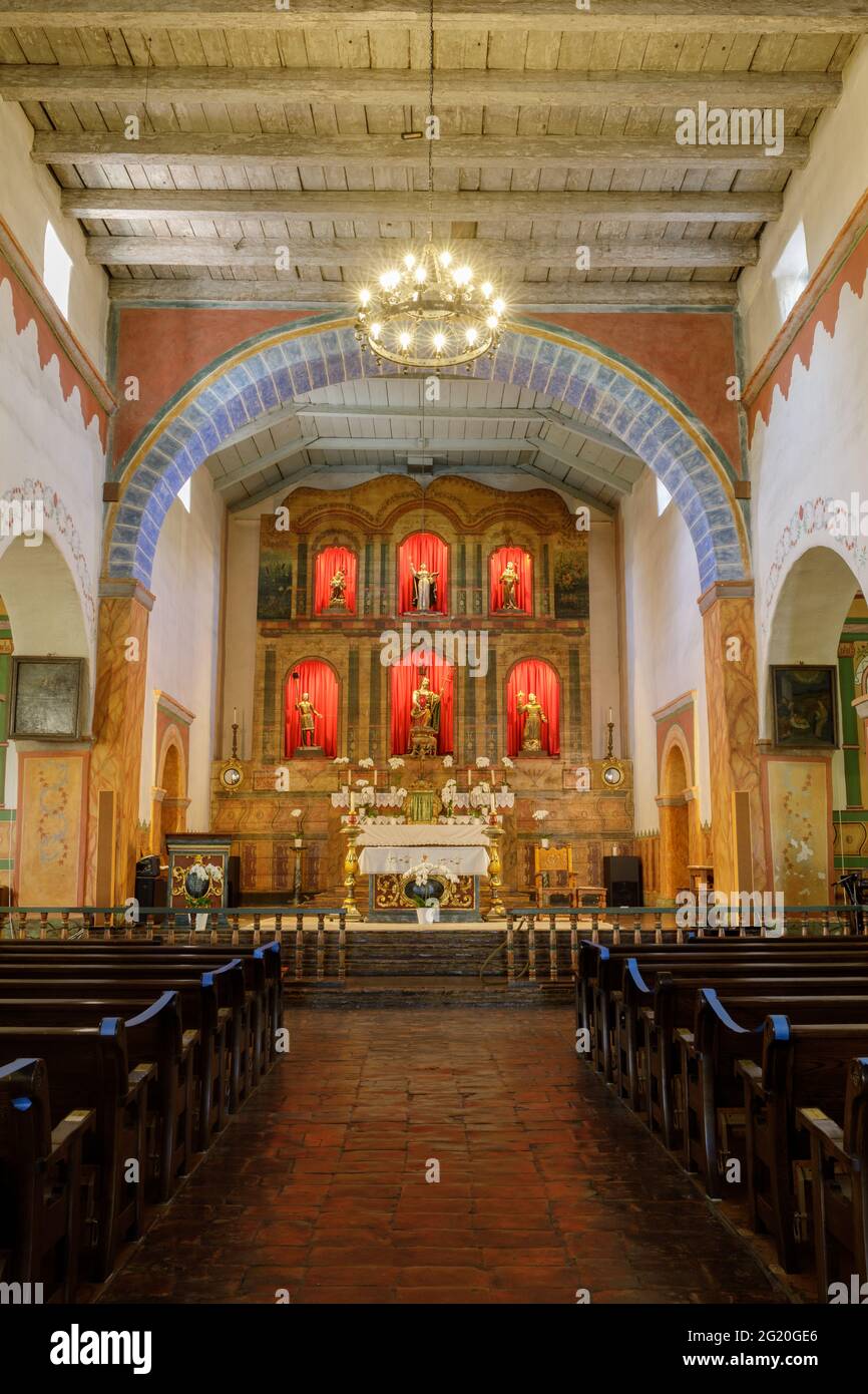San Juan Bautista, California - 6 de junio de 2021: Altar de la Iglesia en la Misión San Juan Bautista Foto de stock