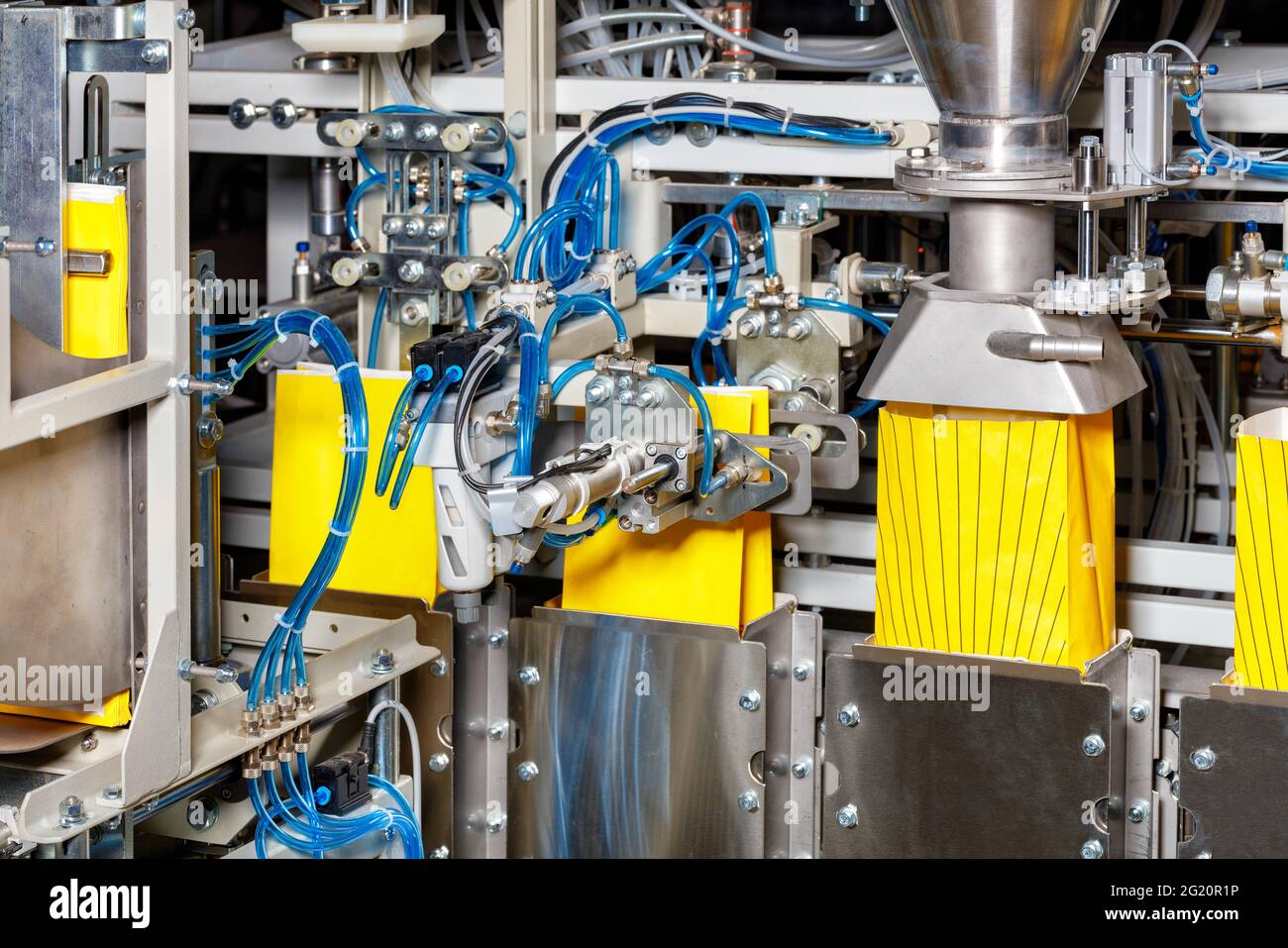 La línea de producción para el llenado de productos a granel en bolsas de  papel se utiliza en la industria alimentaria Fotografía de stock - Alamy