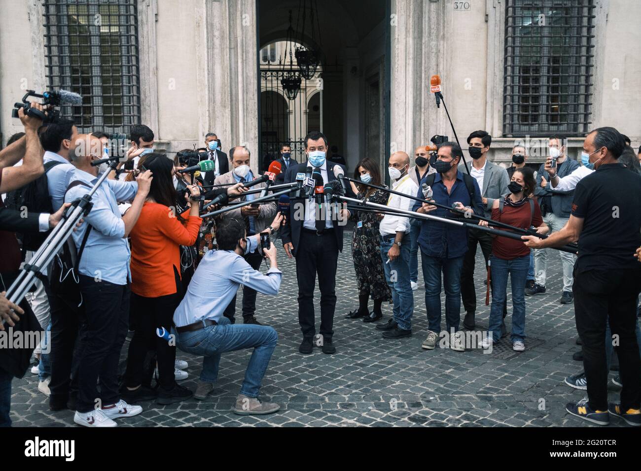 ROMA, ITALIA - 07 DE JUNIO DE 2021. El líder de la Lega Matteo Salvini habla con periodistas fuera del Palazzo Chigi. Crédito: Andrea Petinari / Medialys Images/Alamy Live News Foto de stock