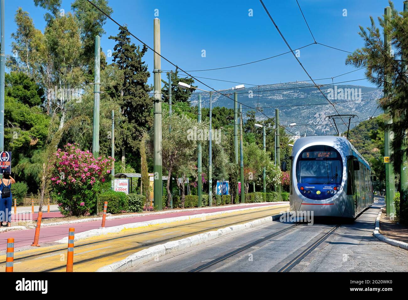 ATENAS, GRECIA 05 de mayo de 2021 El tranvía de Atenas es el moderno
