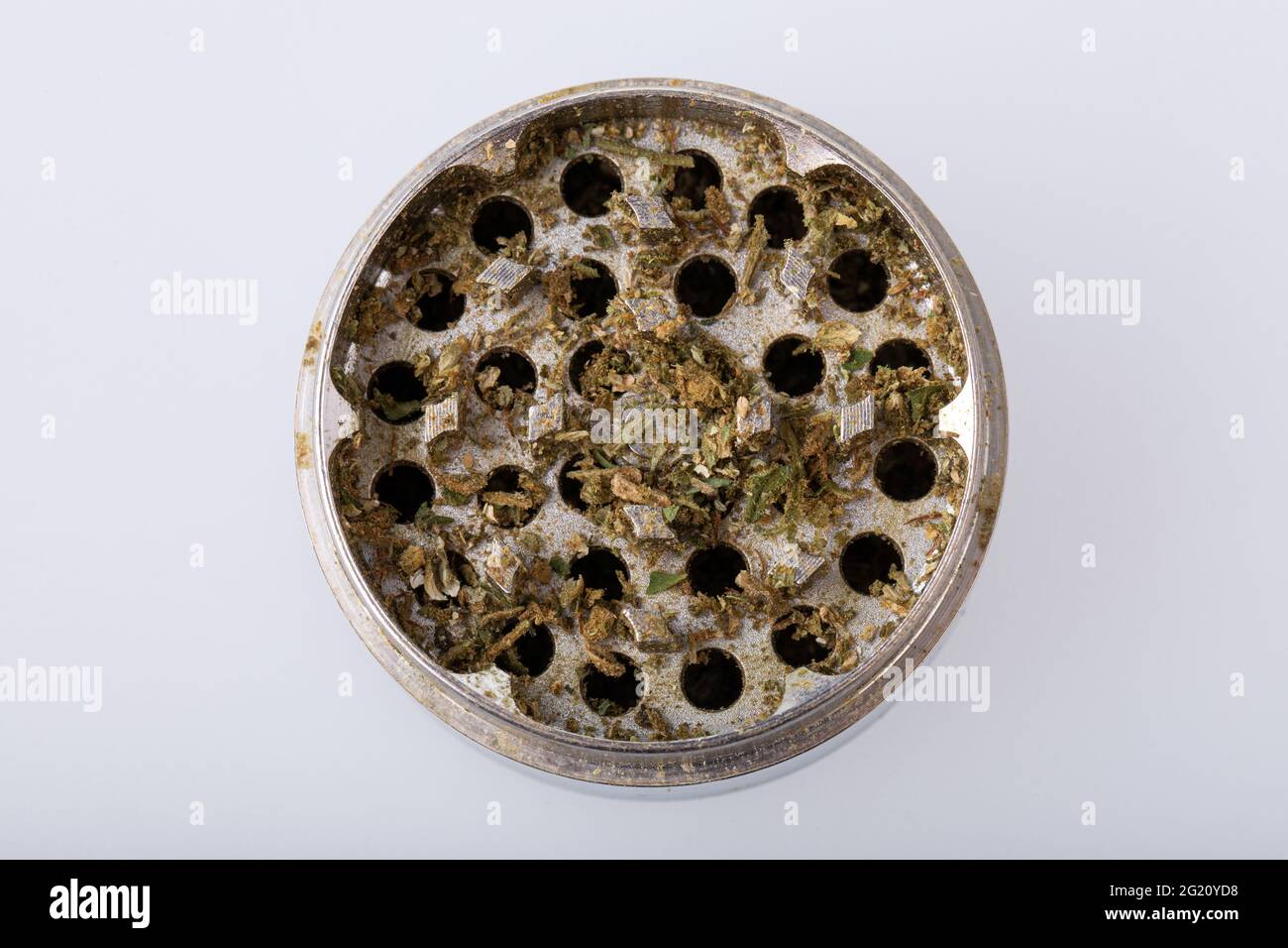 Molinillo de cáñamo metálico con cannabis. Foto de stock