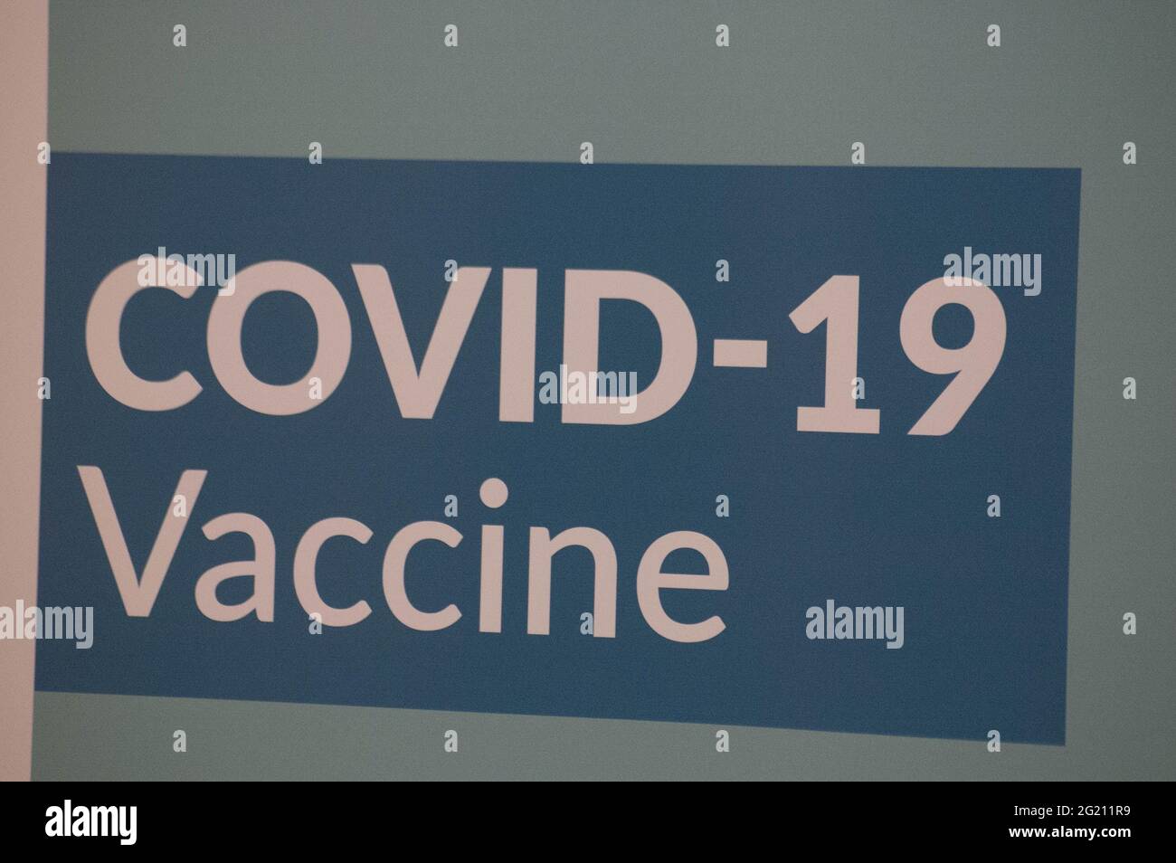 El Ejecutivo del Servicio de Salud (HSE) ha anunciado que se ha abierto el registro para la vacuna Covid-19 para los mayores de 40 años. Desde el miércoles por la mañana, los niños de 44 años han podido registrarse para recibir su vacuna y los menores de 44 años podrán registrarse cada día siguiente. Los que tengan entre 30 y 39 años podrán registrarse a partir de la próxima semana. Se espera que los menores de 30 años puedan registrarse para la vacuna a partir de finales de junio y que la reciban en julio Credit ED/Alamy Live News Foto de stock