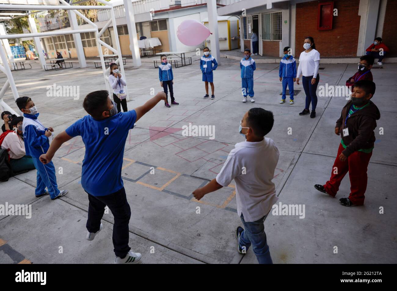 Los niños juegan con un globo en la escuela primaria Ignacio Zaragoza  cuando las autoridades de la Ciudad de México reanudaron sus clases en  persona hoy después de una tendencia a la
