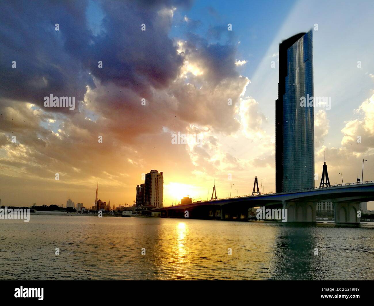 Espectacular paisaje urbano de la puesta del sol del cielo desde Dubai, EAU Foto de stock