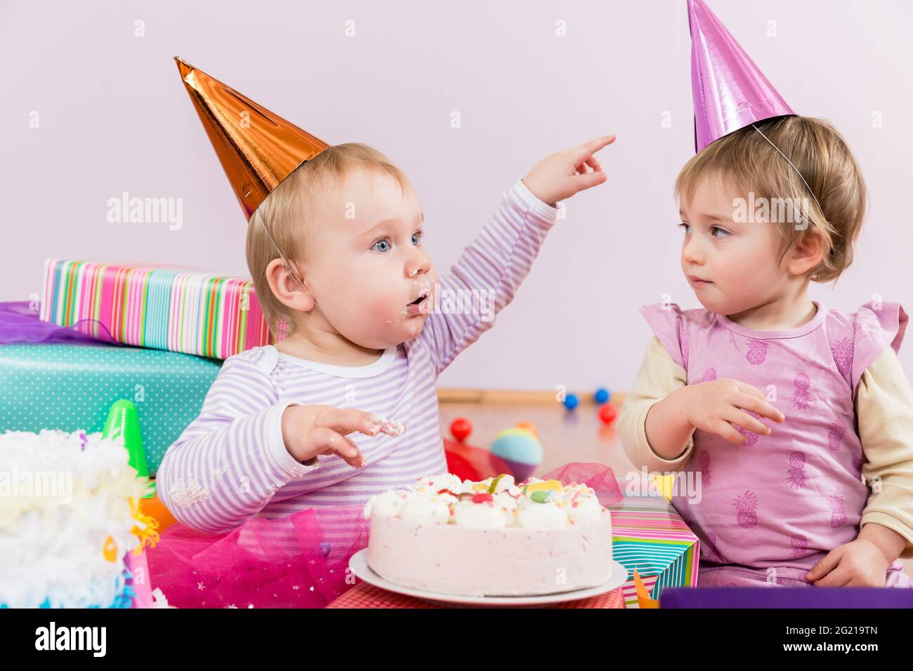 Dos niños pequeños con pastel de cumpleaños Fotografía de stock - Alamy