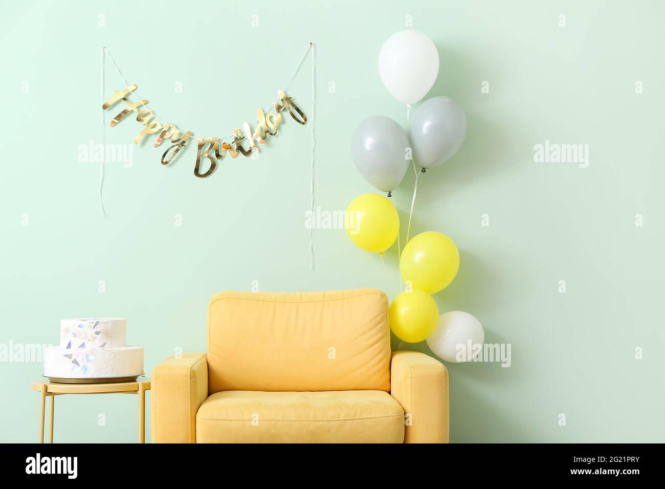 Sillón y globos de aire en la habitación decorados para cumpleaños  Fotografía de stock - Alamy