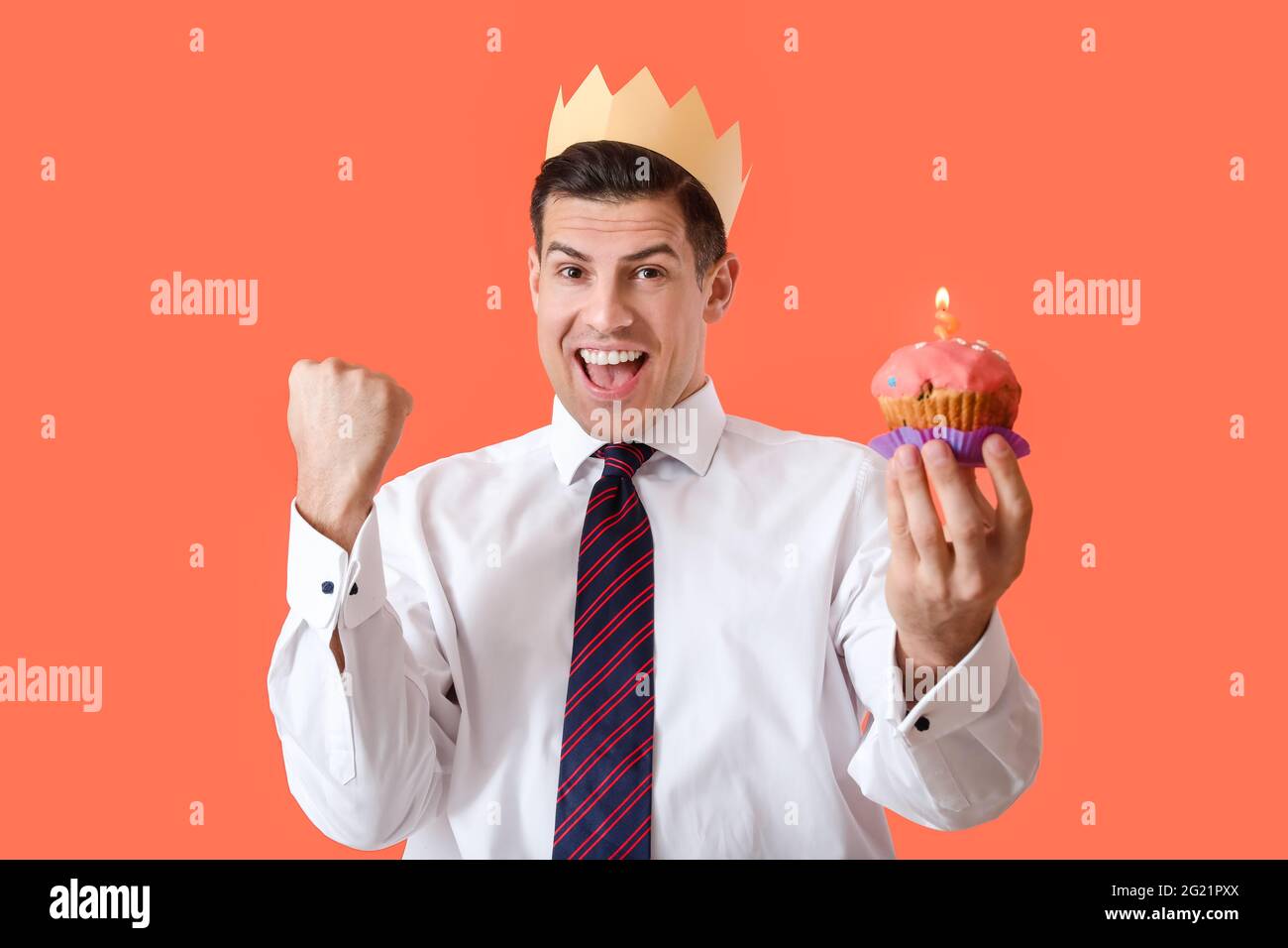 Hombre guapo con pastel de cumpleaños sobre fondo de color Fotografía de  stock - Alamy