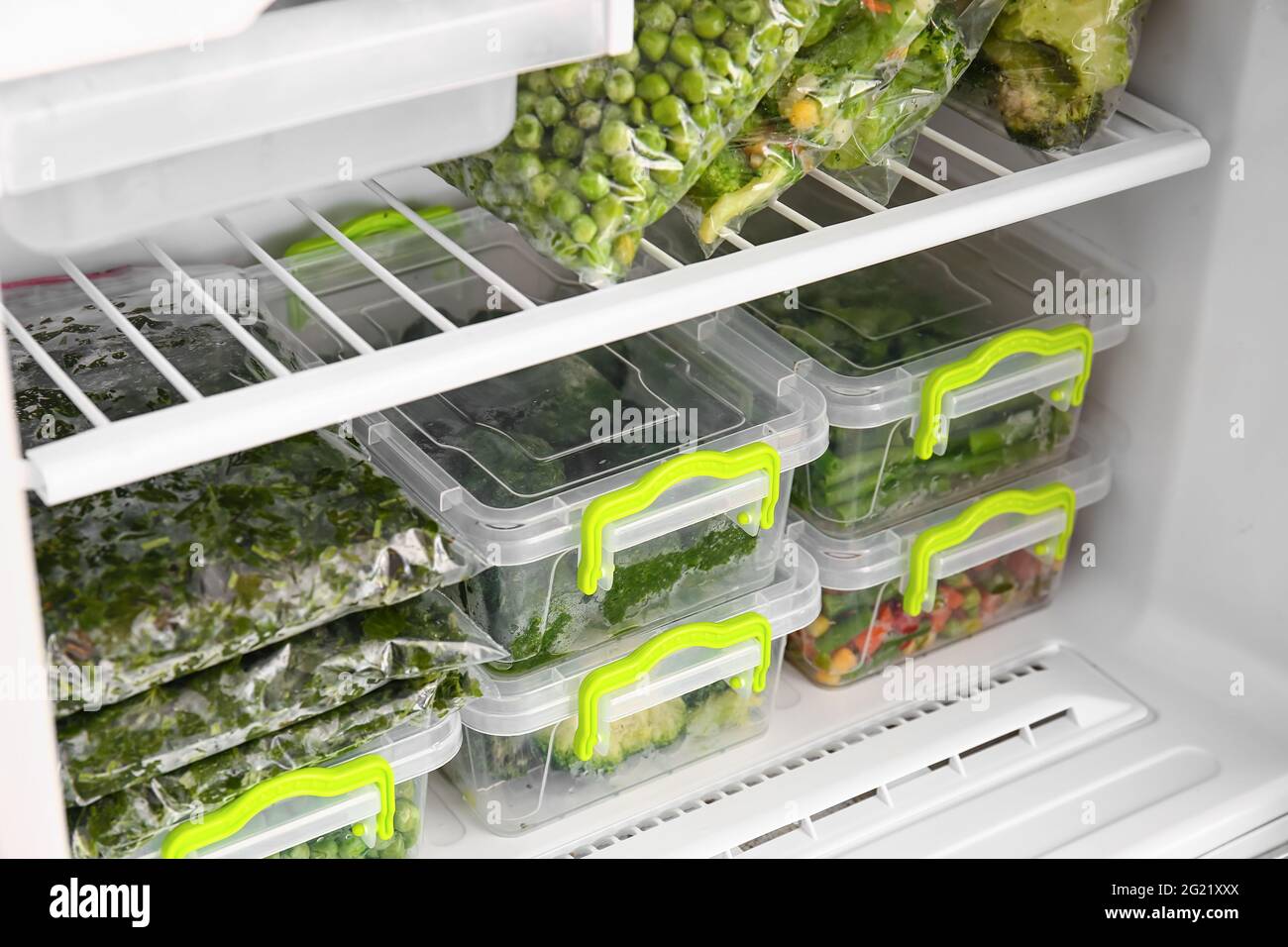 https://c8.alamy.com/compes/2g21xxx/contenedores-y-bolsas-de-plastico-con-verduras-en-el-refrigerador-2g21xxx.jpg