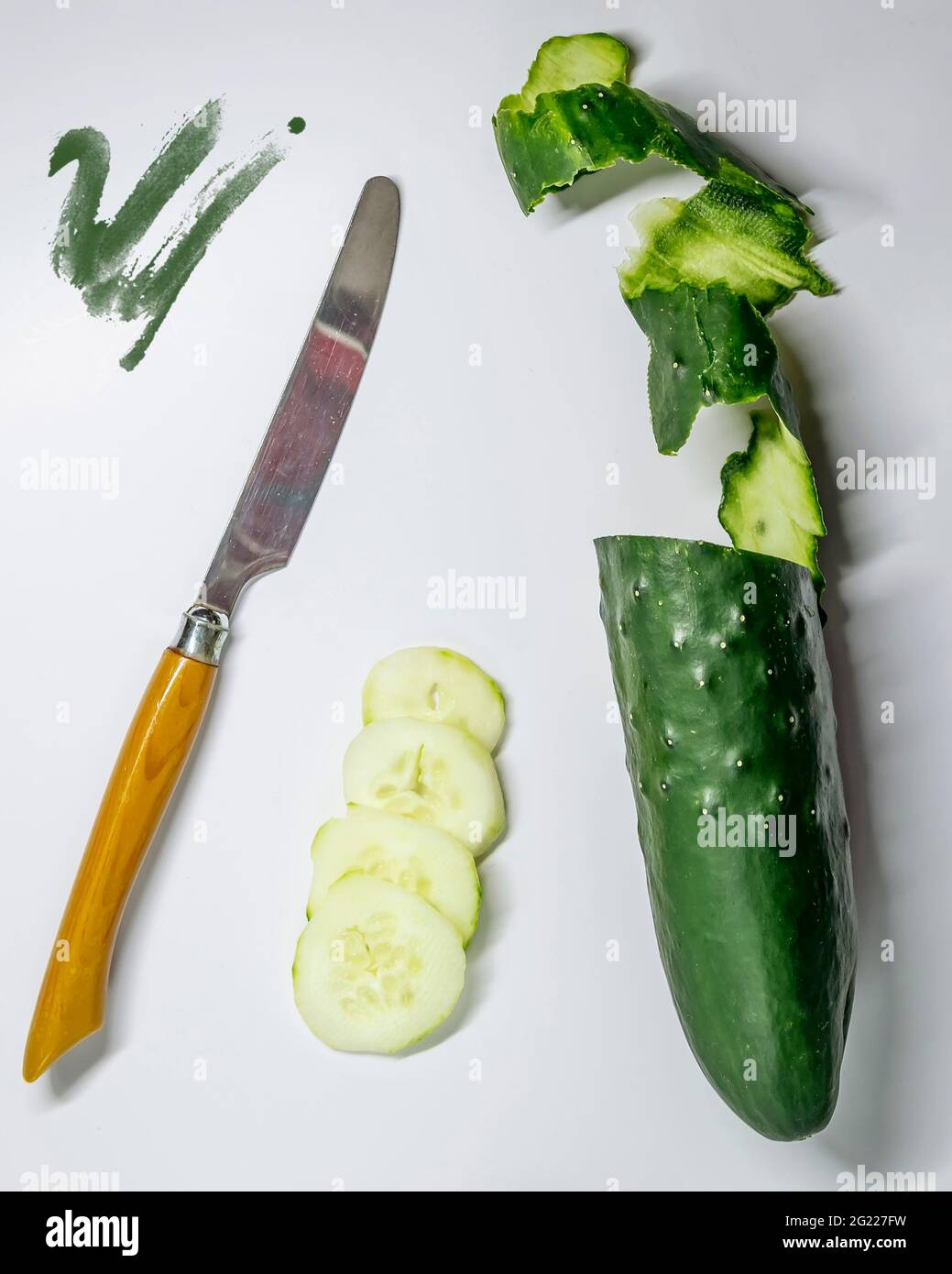 Verdura en rodajas. cortar la patata a cuchillo. cortar sobre