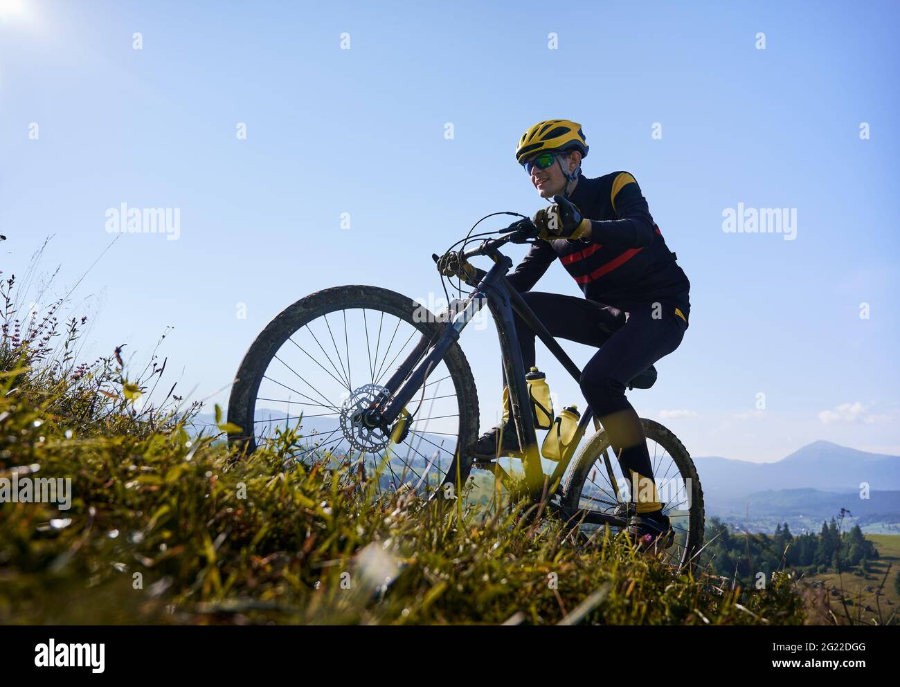 Retrato De Un Ciclista Sobre El Fondo Del Cielo De Un Hombre Con Traje De  Ciclismo Con Gafas Ciclistas Paseándose Por Ahí Imagen de archivo - Imagen  de persona, cristales: 272841131