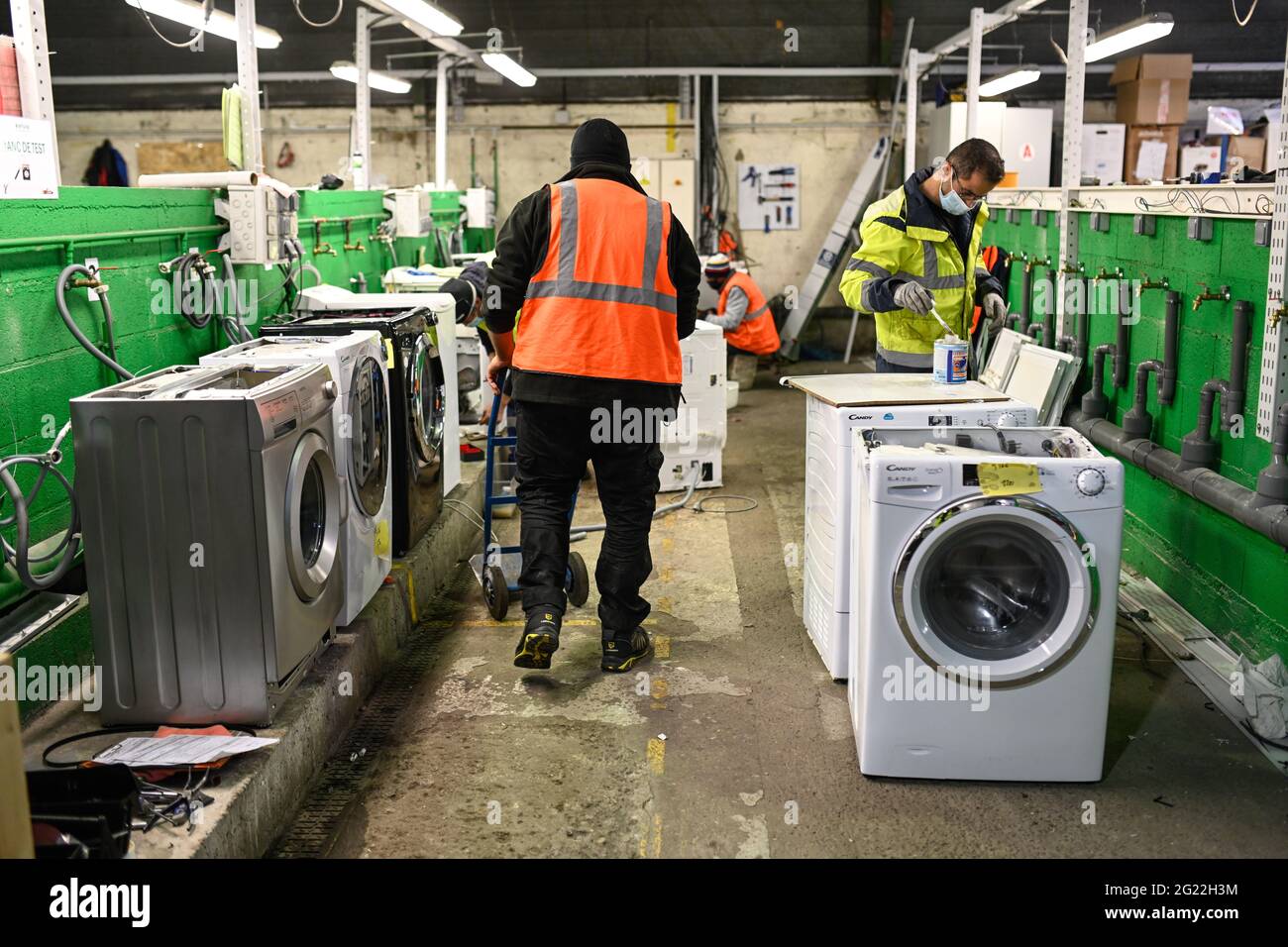 Villeurbanne (este de Francia). ENVIE Rhone, organización voluntaria y eco-empresa de integración social, especializada en la reutilización y reparación del househo Foto de stock