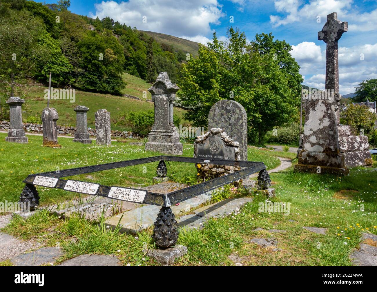 La tumba del ex proscribir y héroe popular Rob Roy MacGregor en Balquhidder, Escocia Foto de stock