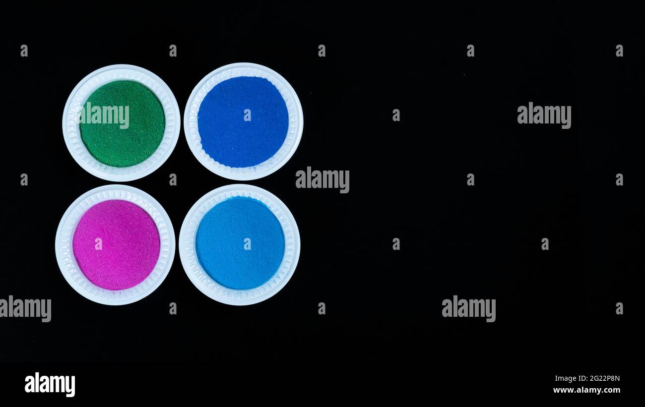 Forma cuadrada de cuenco de cuatro colores aislada en fondo negro (color azul claro, azul, verde y rosa) Foto de stock