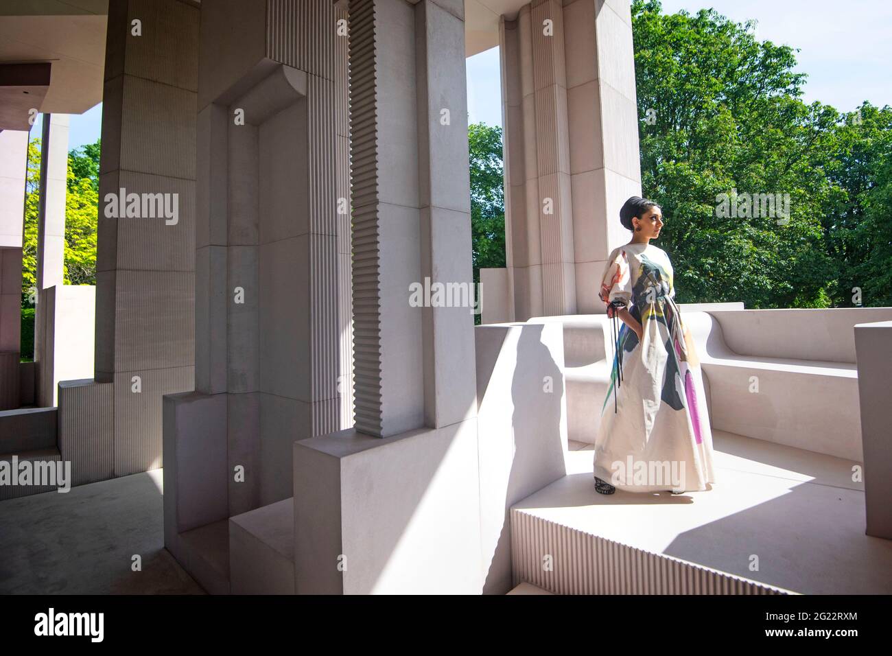El arquitecto Sumayya Vally durante una vista preliminar de prensa para el Pabellón Serpentino 2021, diseñado por el Contraespacio de Práctica con sede en Johannesburgo, en la Serpentine Gallery, Londres. Fecha de la foto: Martes 8 de junio de 2021. Foto de stock