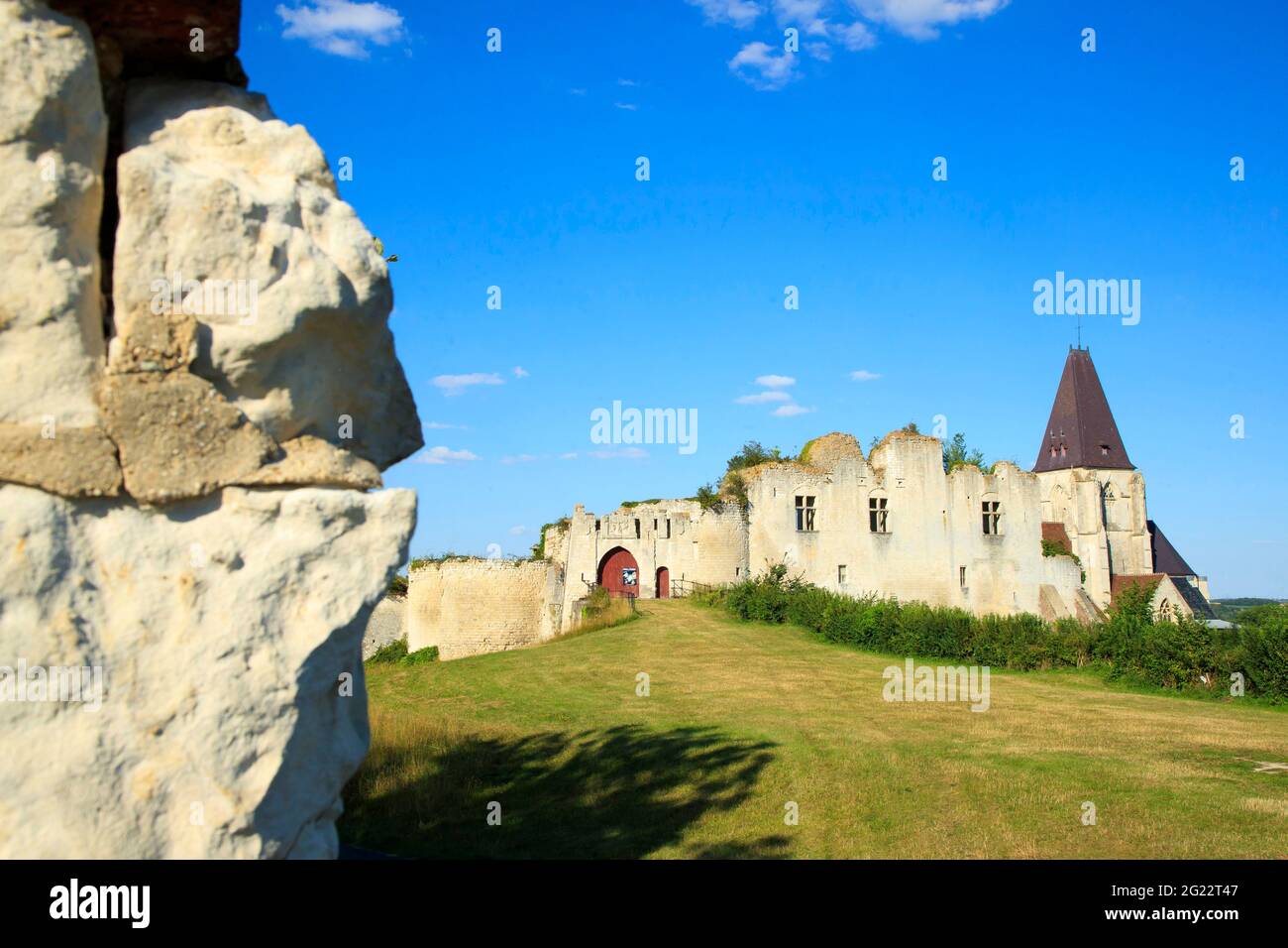 Picquigny (norte de Francia): El antiguo castillo fortificado, edificio registrado como un monumento histórico nacional (monumento histórico francés) Foto de stock