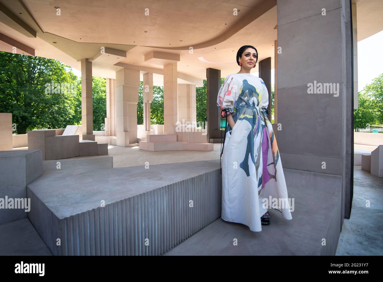 El arquitecto Sumayya Vally durante una vista preliminar de prensa para el Pabellón Serpentino 2021, diseñado por el Contraespacio de Práctica con sede en Johannesburgo, en la Serpentine Gallery, Londres. Fecha de la foto: Martes 8 de junio de 2021. Foto de stock