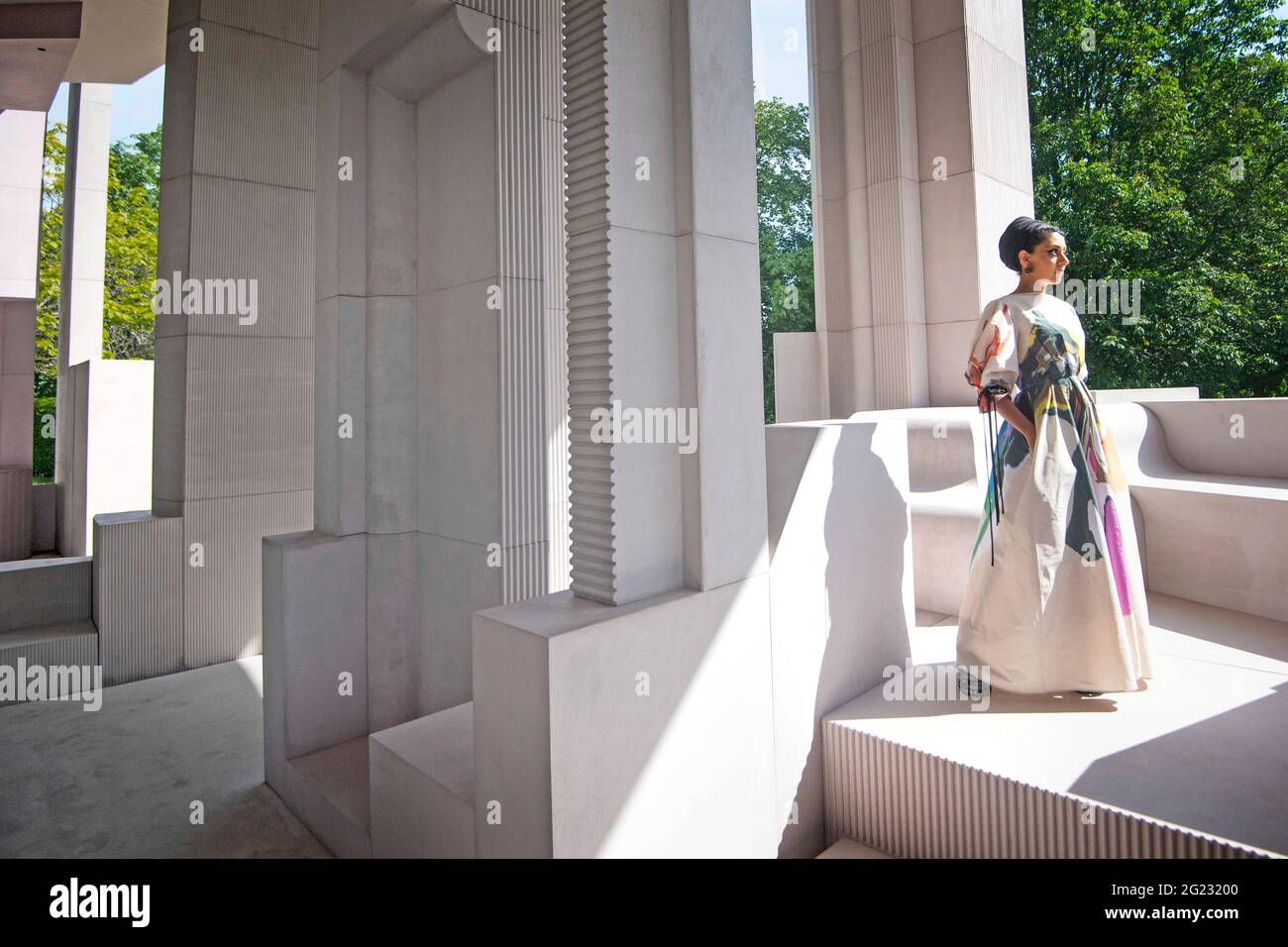 El arquitecto Sumayya Vally durante una vista preliminar de prensa para el Pabellón Serpentino 2021, diseñado por el Contraespacio de Práctica con sede en Johannesburgo, en la Serpentine Gallery, Londres. Fecha de la foto: Martes 8 de junio de 2021. Foto de stock
