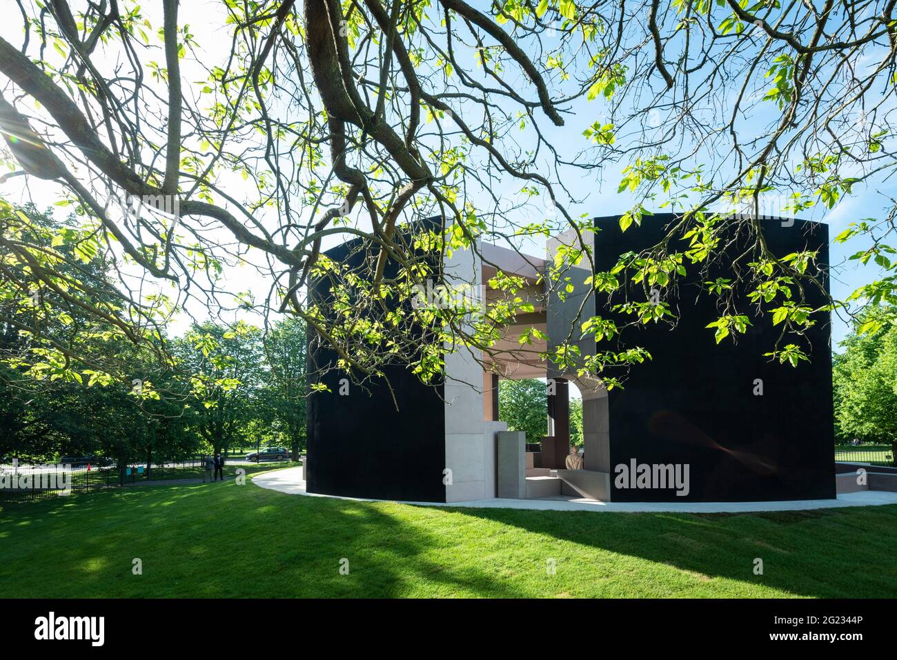 Londres, Reino Unido. 8 de junio de 2021. El Pabellón Serpentine de 20th, diseñado por el Contraespacio de Práctica con base en Johannesburgo, dirigido por Sumayya Vally, se presenta en Kensington Gardens. Vally es el arquitecto más joven encargado de este programa de arquitectura de renombre internacional. El diseño hace referencia a la arquitectura de las comunidades de inmigrantes en algunos de los barrios de Londres y está en exhibición del 11 de junio al 17 de octubre. Crédito: Stephen Chung / Alamy Live News Foto de stock