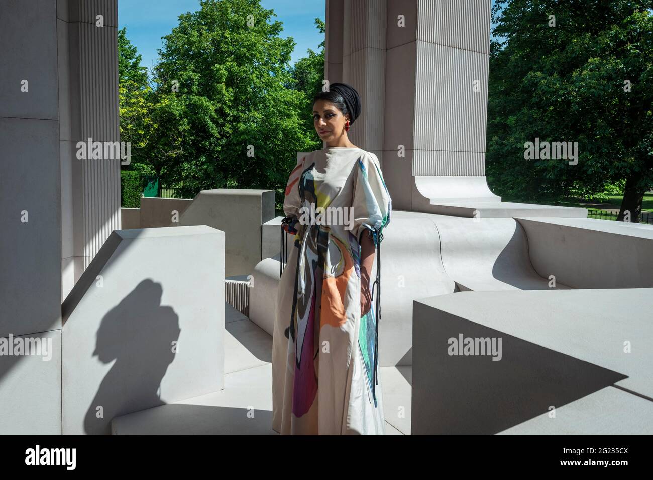 Londres, Reino Unido. 8 de junio de 2021. El arquitecto Sumayya Vally se presenta en la inauguración del Pabellón Serpentino 20th en los Jardines de Kensington. Está diseñado por la práctica de contraespacio con sede en Johannesburgo y dirigido por Vally, que es el arquitecto más joven encargado de este programa de arquitectura de renombre internacional. El diseño hace referencia a la arquitectura de las comunidades de inmigrantes en algunos de los barrios de Londres y está en exhibición del 11 de junio al 17 de octubre. Crédito: Stephen Chung / Alamy Live News Foto de stock