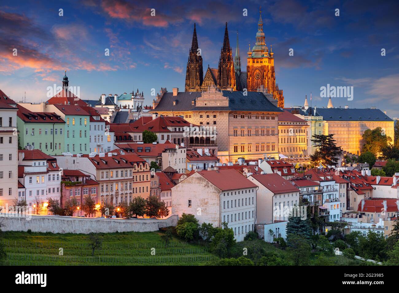 Praga. Imagen del paisaje urbano aéreo de Praga, capital de la República Checa con la Catedral de San Vito a la hora azul del crepúsculo. Foto de stock