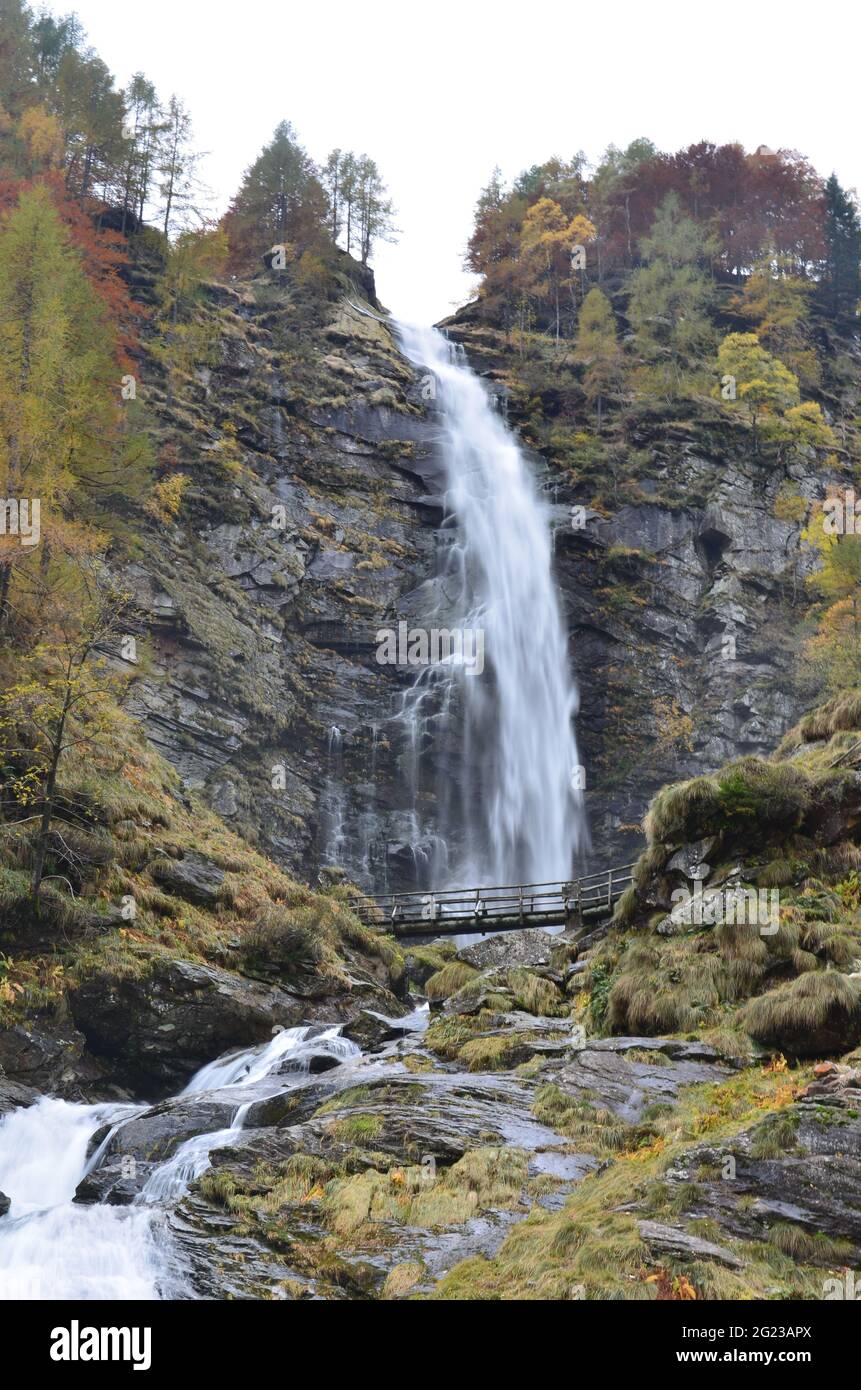 Enorme Cascada en Ticino Valle Maggia, Maggiatal, Suiza en las montañas, imagen de larga exposición Foto de stock