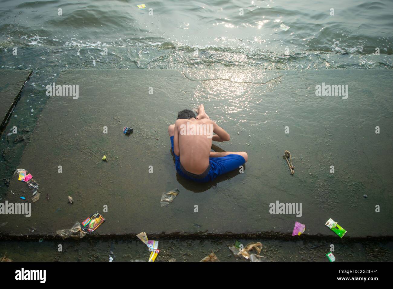Yakarta, Indonesia. 8th de junio de 2021. Un niño juega en el mar en la aldea de pescadores de Muara Angke en el norte de Yakarta, Indonesia, 8 de junio de 2021. El 8 de junio se celebra el Día Mundial de los Océanos. El tema de este año es 'El océano: Vida y medios de vida'. Crédito: Veri Sanovri/Xinhua/Alamy Live News Foto de stock