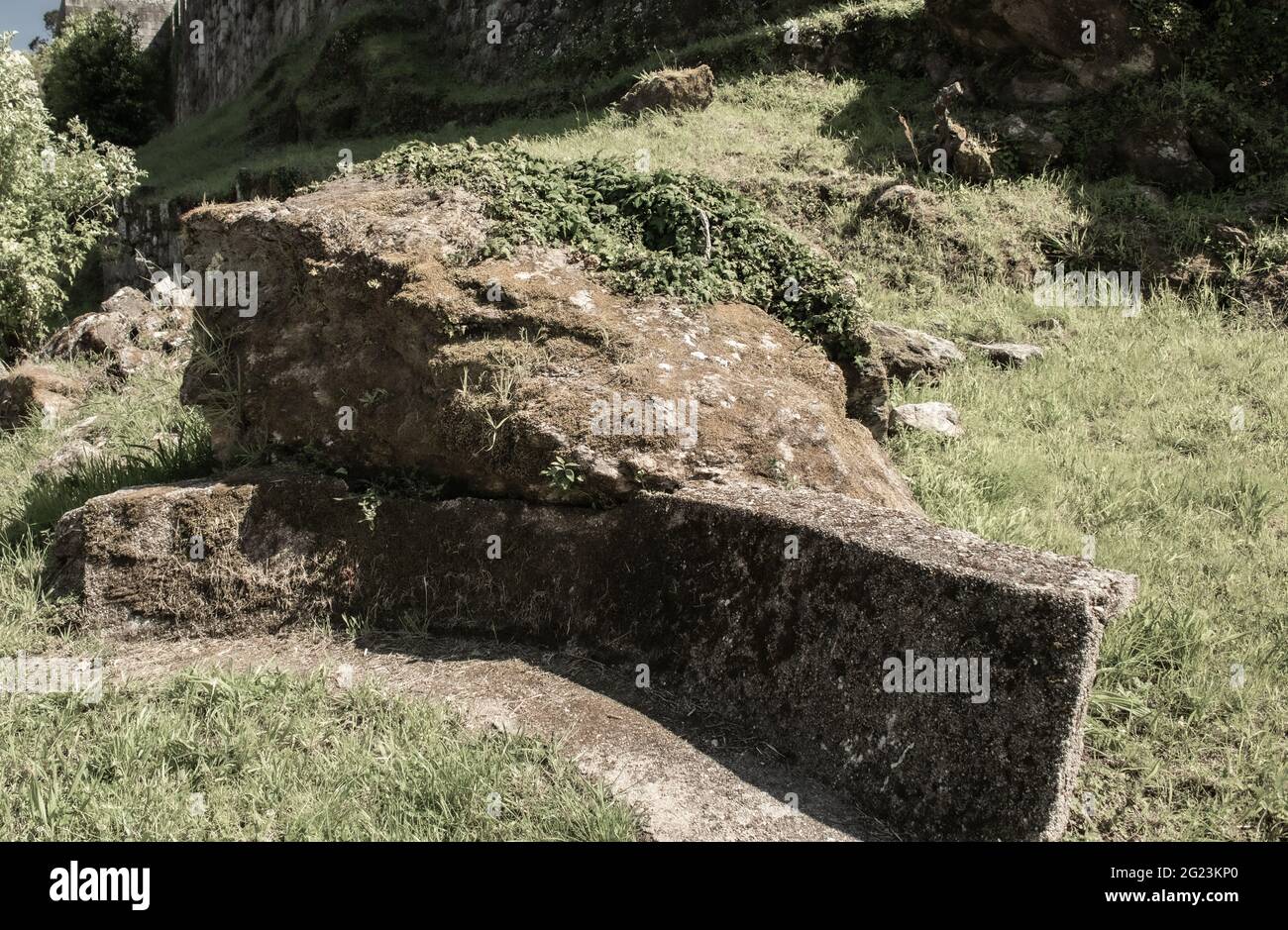 Piezas de las ruinas de un castillo medieval Foto de stock