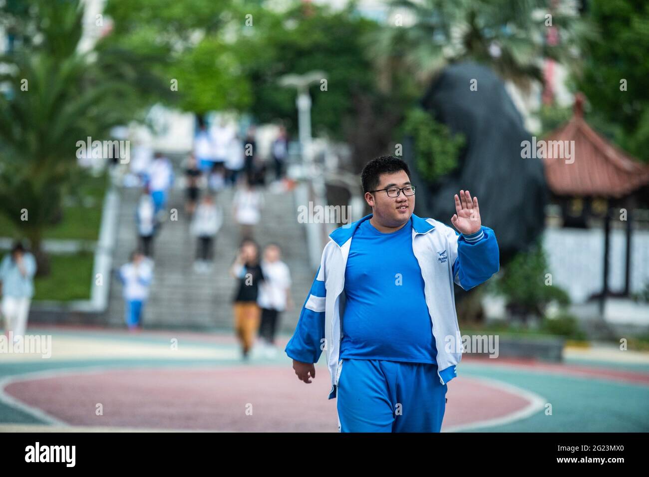 Guiyang, provincia china de Guizhou. 8th de junio de 2021. Un exámen sale de un sitio de examen en una escuela secundaria en Guiyang, la ciudad capital de la provincia de Guizhou, en el suroeste de China, el 8 de junio de 2021. El examen anual de ingreso a la universidad de China concluyó el martes en algunas partes del país.Considerado el examen más agotador del mundo, el examen, más conocido como el Gaokao, vio un récord de 10,78 millones de candidatos que se inscribieron este año. Crédito: Tao Liang/Xinhua/Alamy Live News Foto de stock