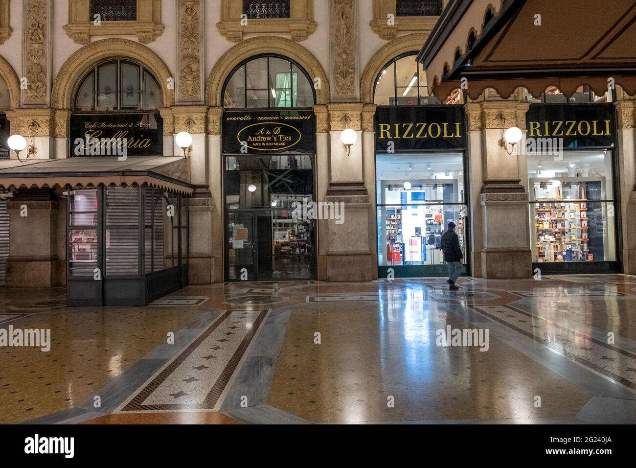 Milán, la histórica tienda de corbatas de Andrewâ € ™ en la Galleria  Vittorio Emanuele cerró sus puertas abrumadas por la crisis generada por el  Covid 19 pan Fotografía de stock - Alamy