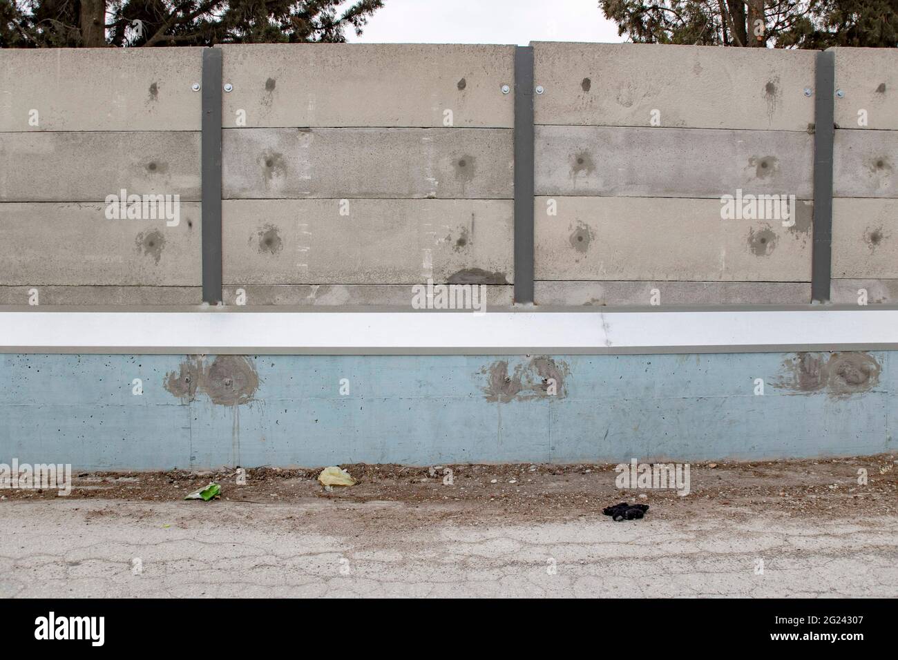 Tesalónica, Grecia. 07th de junio de 2021. Vista de una pared gris de 3 metros construida alrededor del campamento de refugiados de Diavata, cerca de Tesalónica. Se están construyendo altos muros de hormigón alrededor de los campos de refugiados en la parte continental griega y las islas griegas, según Grecia, un movimiento que es por motivos de seguridad. Crédito: SOPA Images Limited/Alamy Live News Foto de stock