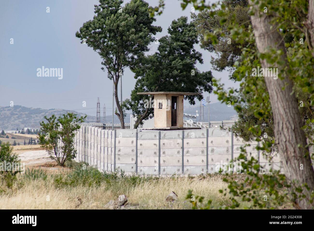 Tesalónica, Grecia. 07th de junio de 2021. Vista de una pared gris de 3 metros construida alrededor del campamento de refugiados de Diavata, cerca de Tesalónica. Se están construyendo altos muros de hormigón alrededor de los campos de refugiados en la parte continental griega y las islas griegas, según Grecia, un movimiento que es por motivos de seguridad. Crédito: SOPA Images Limited/Alamy Live News Foto de stock