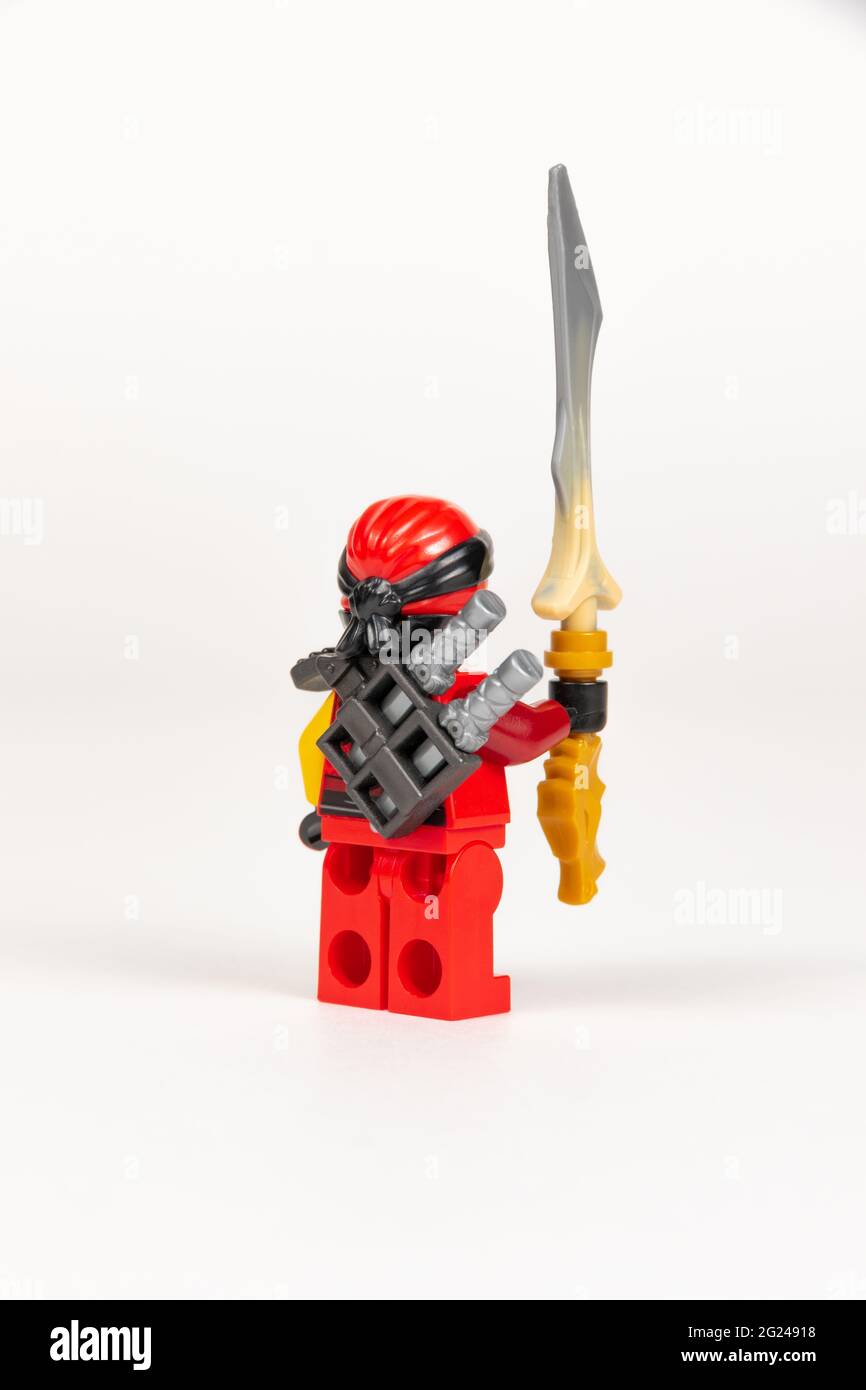 Ekaterimburgo. Rusia. 04.08.2021. El héroe del juguete Kai en un kimono  rojo con una espada de un juego de ninjago del lego sobre un fondo blanco.  Primer plano. El campo selectivo Fotografía