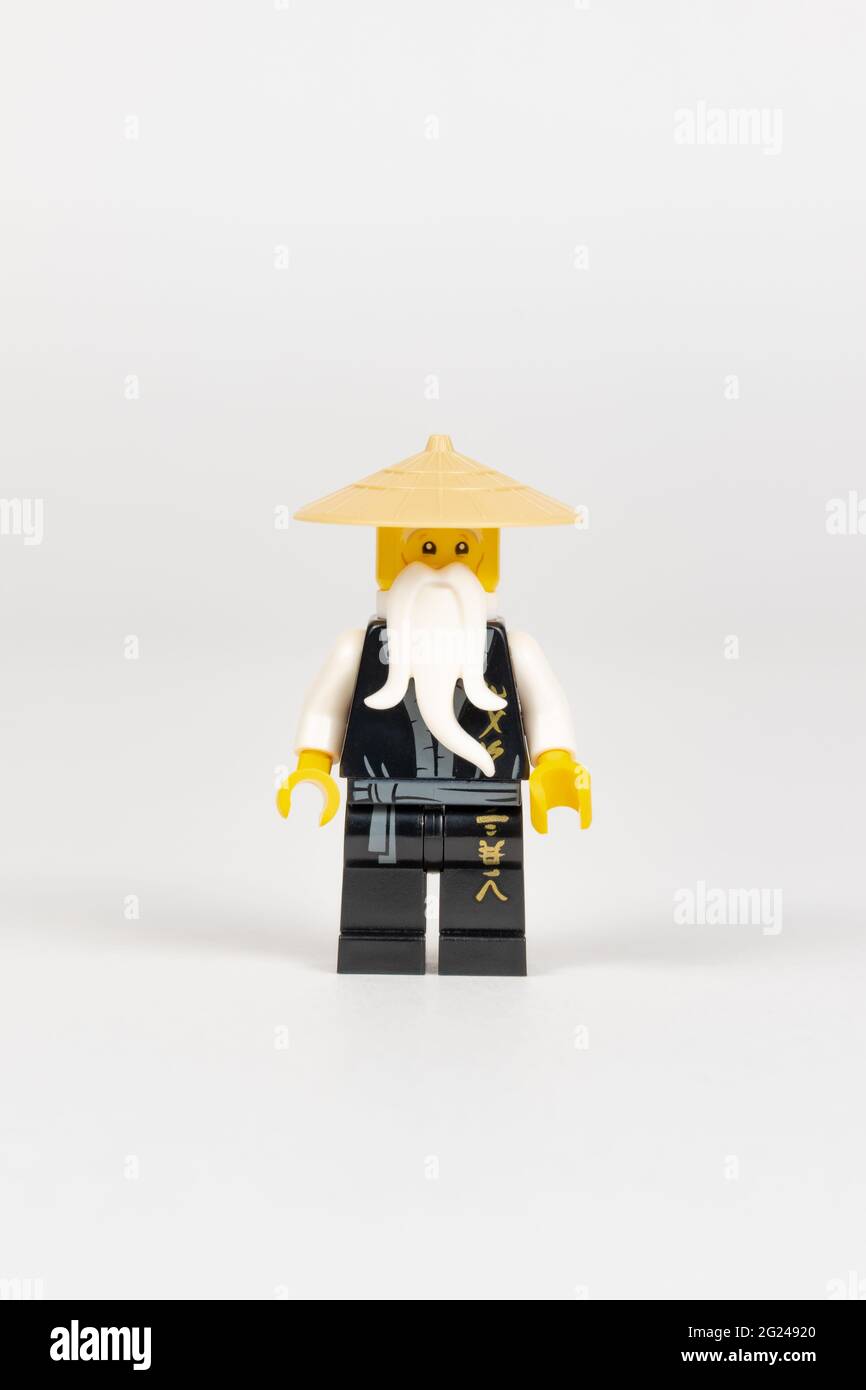 Ekaterimburgo. Rusia. 04.08.2021. El héroe del juguete Maestro Wu en un  kimono negro y un sombrero de paja de un conjunto de Lego ninjago sobre un  fondo blanco. Primer plano. se Fotografía