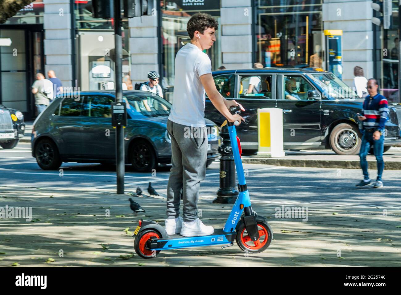 Londres, Reino Unido. 8 de junio de 2021. Muchos continúan rompiendo las reglas montando en el pavimento o los cruces peatonales - scooters eléctricos (e-scooters) están ahora disponibles para alquilar en un pequeño número de ciudades de Londres. Esta es la única manera de viajar legalmente en un e-scooter en las carreteras públicas o en otros lugares públicos en Londres. El alquiler de e-scooters está siendo proporcionado por tres operadores diferentes: Dott, Lime y TIER. Para alquilar un e-scooters los usuarios necesitan: Descargar la aplicación del operador elegido; completar el proceso de registro incluyendo la verificación de su edad y permiso de conducir; y completar el obligatorio in-app traini Foto de stock