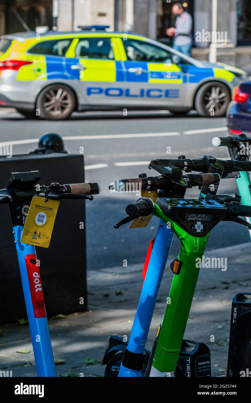 Londres, Reino Unido. 8th de junio de 2021. Las scooters eléctricas (e-scooters) están ahora disponibles para alquilar en un pequeño número de municipios de Londres. Esta es la única manera de viajar legalmente en un e-scooter en las carreteras públicas o en otros lugares públicos en Londres. El alquiler de e-scooters está siendo proporcionado por tres operadores diferentes: Dott, Lime y TIER. Para alquilar un e-scooters los usuarios necesitan: Descargar la aplicación del operador elegido; completar el proceso de registro incluyendo la verificación de su edad y permiso de conducir; y completar la formación obligatoria en la aplicación antes del primer viaje. Crédito: Guy Bell/Alamy Live News Foto de stock