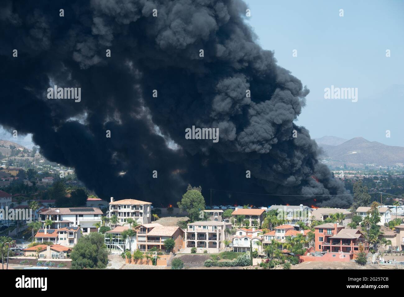 Humo que sale de Canyon Hills Fire, California, Estados Unidos Foto de stock