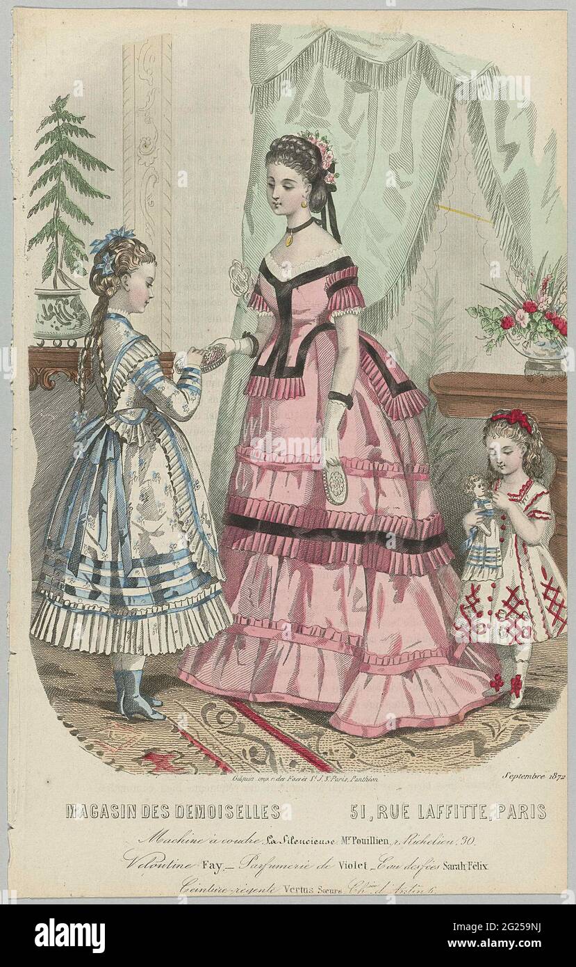 Magasin des Demoiselles, Septiembre 1872: Machine A COUDR (...). Una mujer  y dos niñas en el interior vestidas con vestidos. La mujer lleva un vestido  con cola, el corpiño y la falda