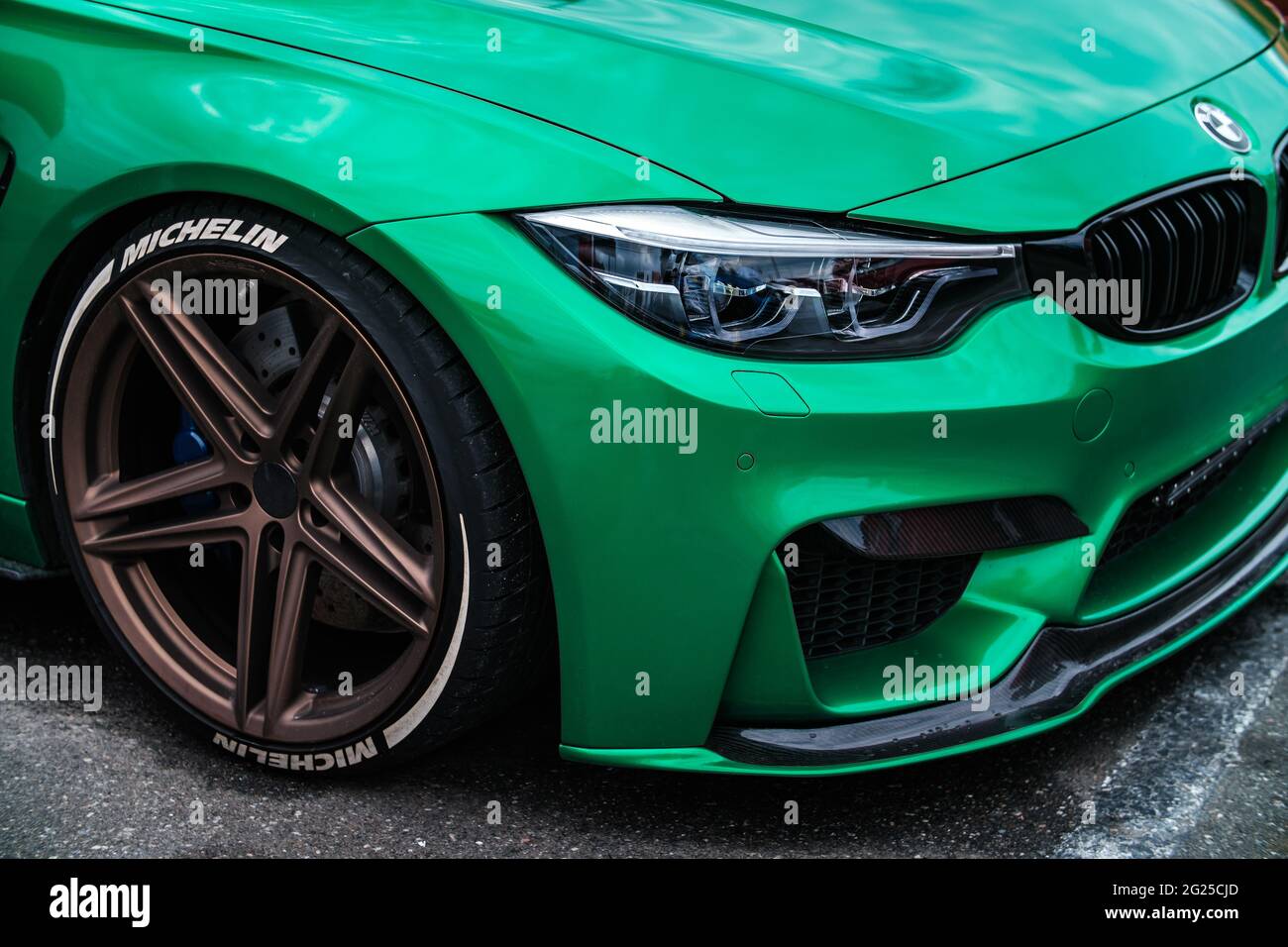 vía Llevar paridad KYIV-15 MAYO,2021: BMW M3 F80 Sport Coche envuelto en verde vinilo con  ruedas AC Schnitzer con neumáticos de perfil bajo en Drift y Automóviles  Show Fotografía de stock - Alamy