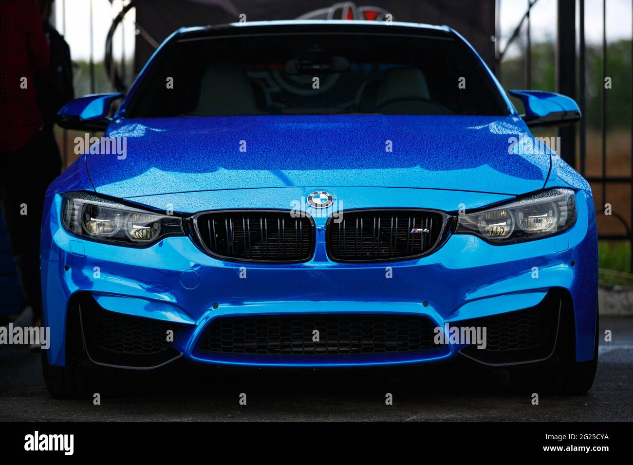 KYIV-15 DE MAYO, 2021: BMW M4 F83 azul envuelto en vinilo cromado azul en  Drift y Car Show. Vehículo alemán de lujo con faros LED y kit de carrocería  ancha Fotografía de