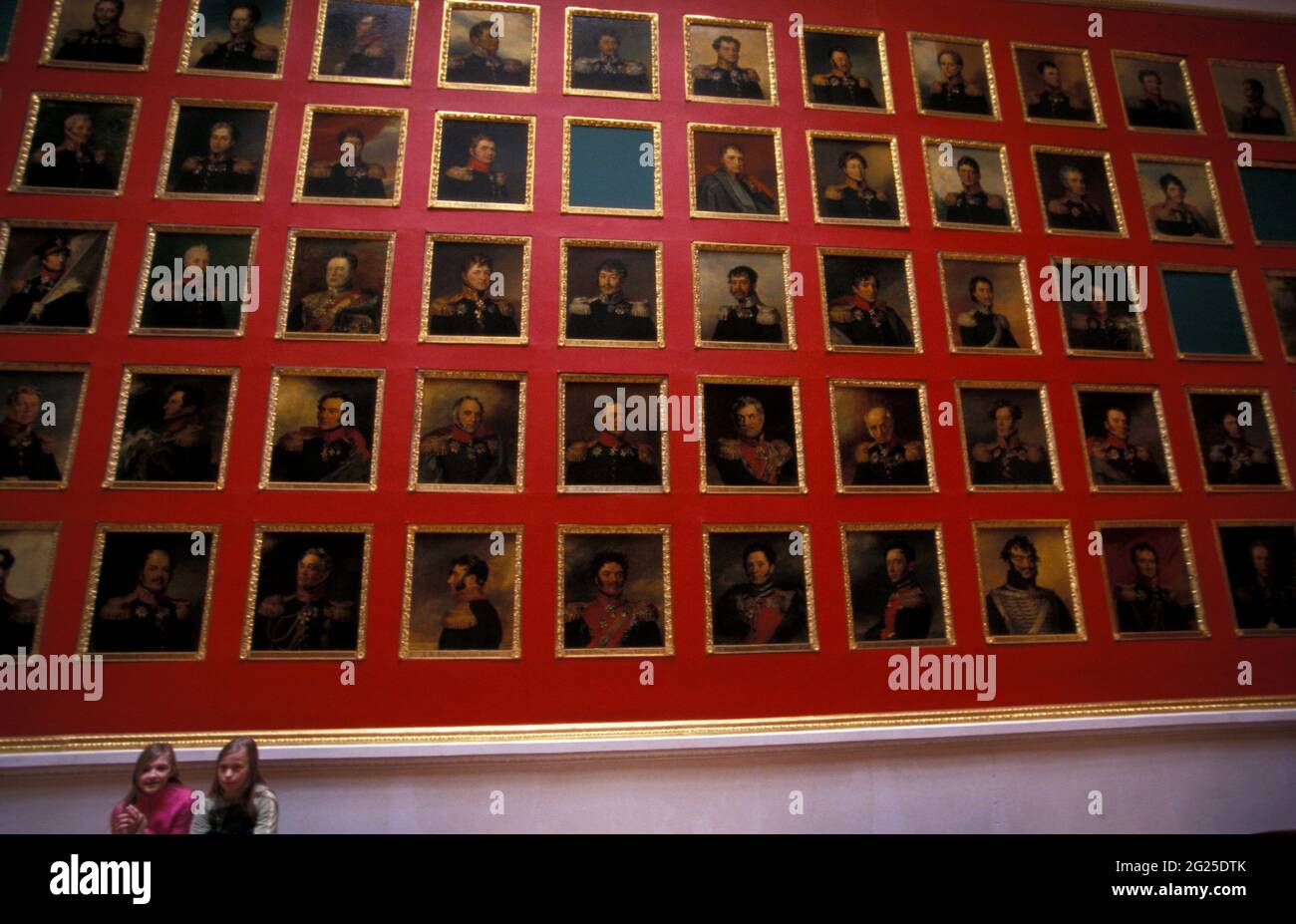 Dos niñas en la Galería de Retratos de Héroes de la Guerra de 1812, el Museo del Hermitage del Estado, San Petersburgo, Rusia. Foto de stock
