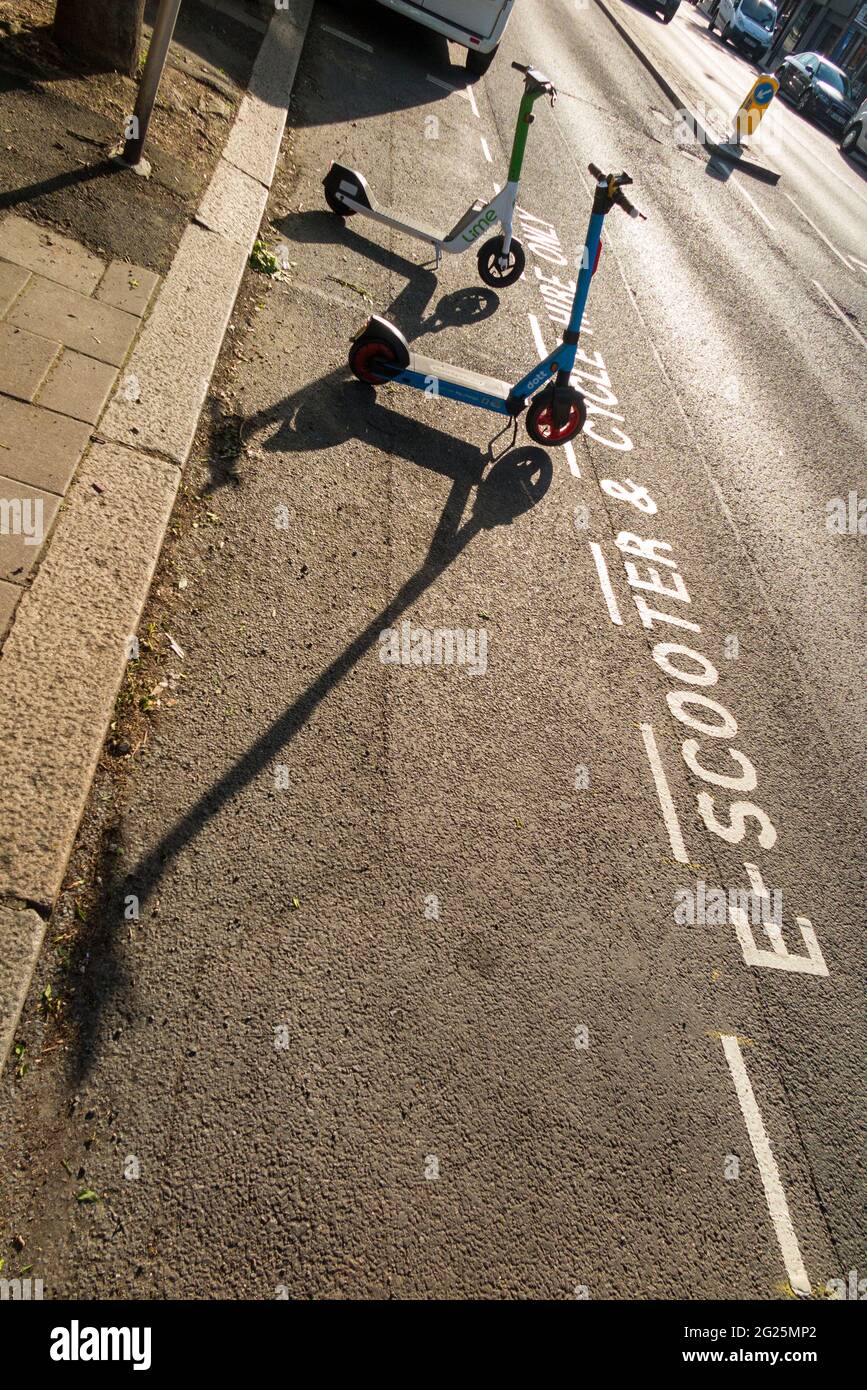 Una nueva bahía de estacionamiento para E scooter / scooters eléctricos para alquilar en la carretera pública / autopista en Twickenham, Londres. REINO UNIDO. Estos scooters son legales. (123 Fotografía de stock -