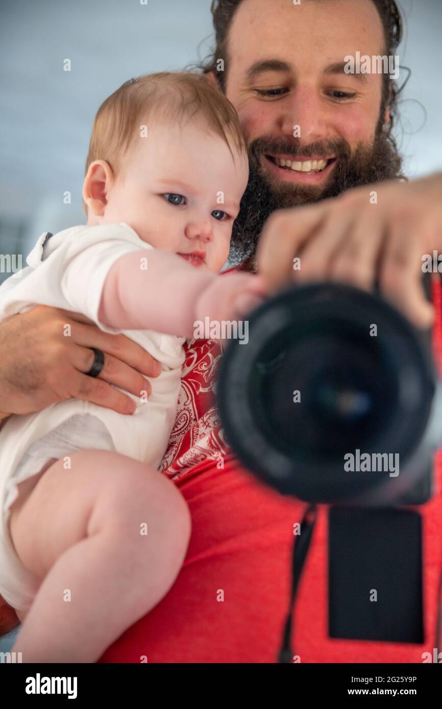 Bebe Nino Que Busca La Camara De Su Padre Fotografia De Stock Alamy