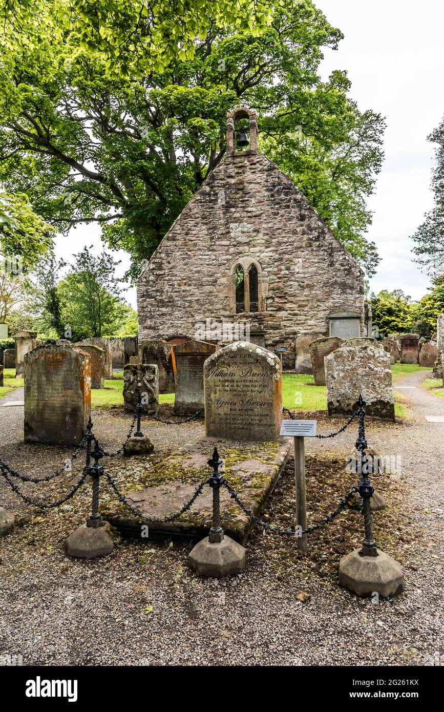 Escocia. La imagen es de la tumba de los padres de Robert Burns que están enterrados en el cementerio de los astilleros de Auld Kirk [antigua iglesia] en Alloway. Foto de stock