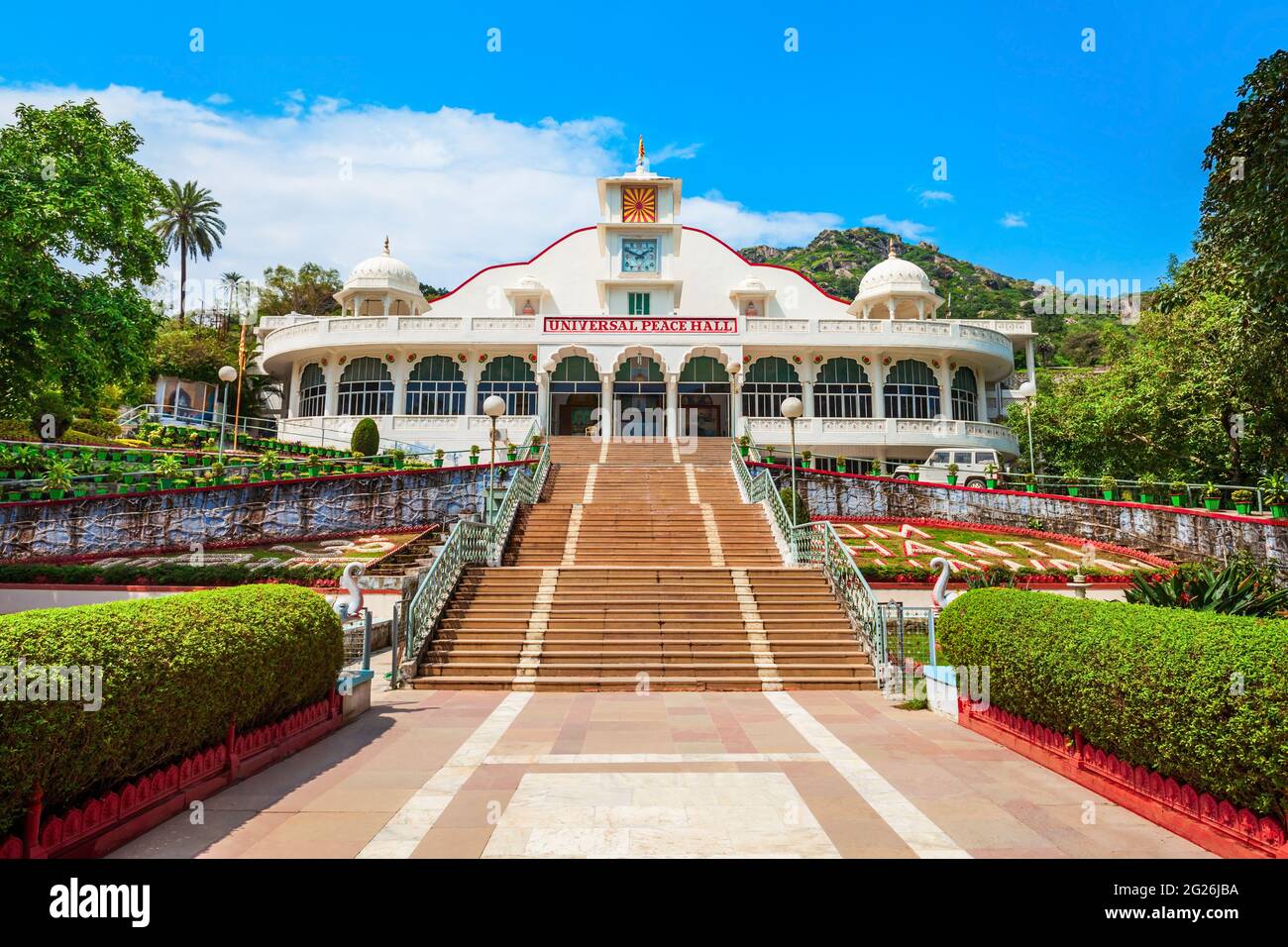 OM Shanti Bhawan Brahma Kumaris Temple en Mount Abu, una estación de