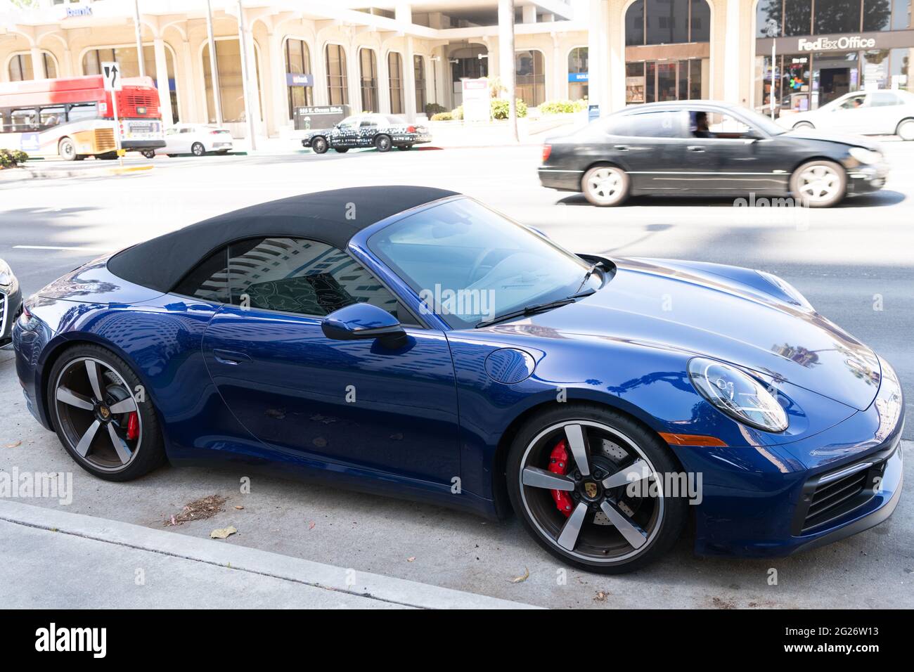 Long Beach, California, Estados Unidos - 11 de abril de 2021: Porsche 911  Carrera azul. Vista lateral Fotografía de stock - Alamy