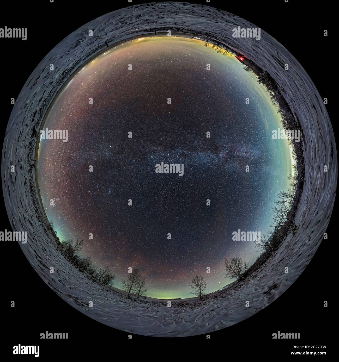 Un panorama de 360 grados de todo el cielo con la Vía Láctea en una noche de otoño en el norte. Foto de stock
