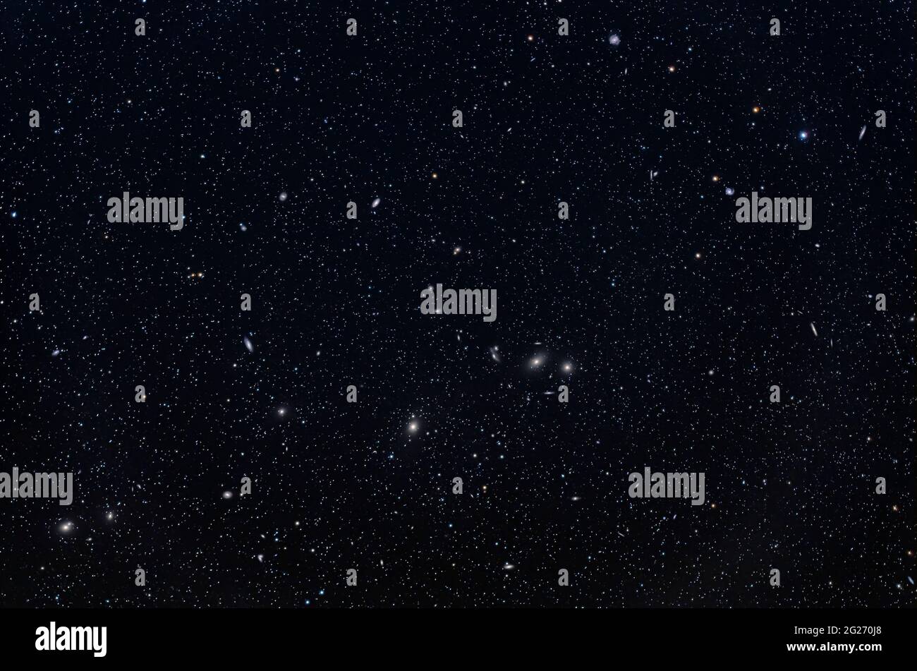 El campo de las galaxias en el Cúmulo de Galaxias Coma-Virgo, centrado en la Cadena de Markarianâ. Foto de stock